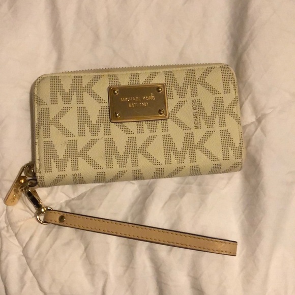 Michael Kors wristlet - Picture 1 of 3